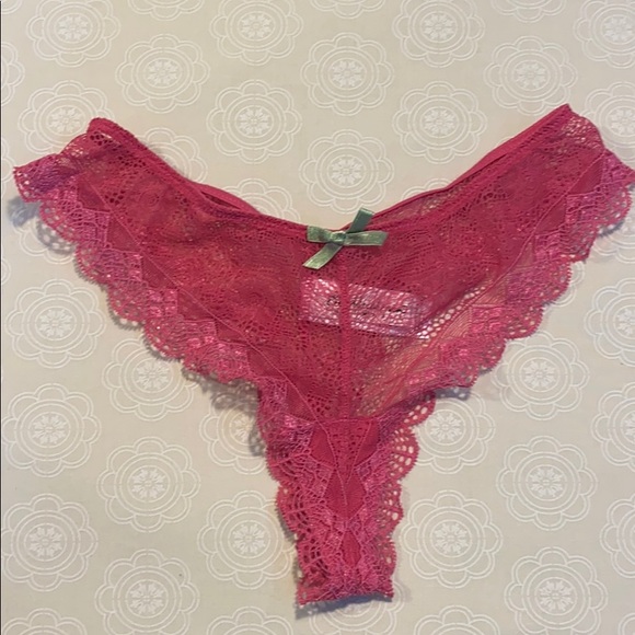 Elle McPherson thong - Picture 1 of 7